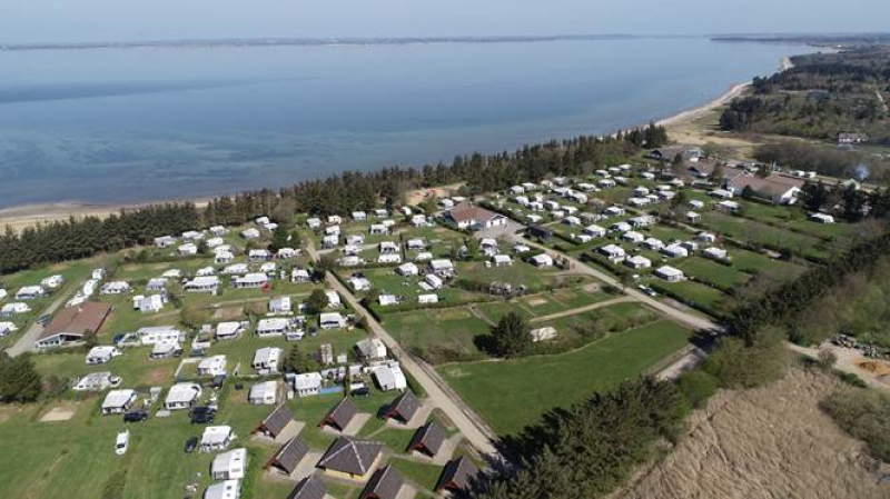Et steinkast fra Limfjorden finner du Limfjords Camping og Badeland, hvor det er god plass til både store og små hele året.