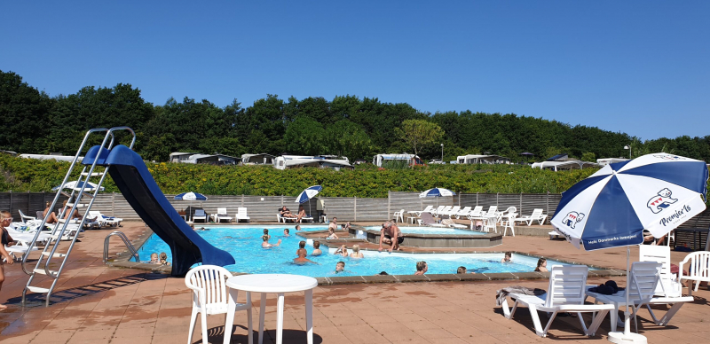 Plassen er anlagt i terrasser på en sørvendt skråning med en unik og storslått utsikt over Skivefjorden og landskapet ved fjorden.