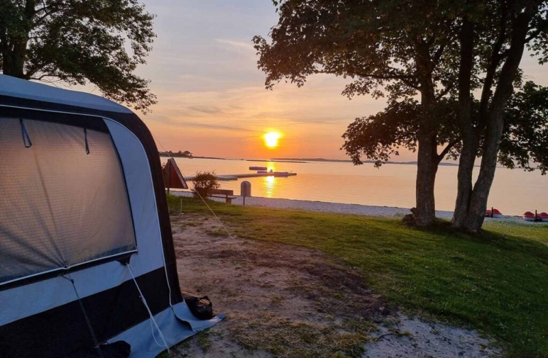 Hos oss får du havet tett på – og det på hele tre sider.
Med direkte tilgang til den mest fantastiske barnevennlige
badestranden.