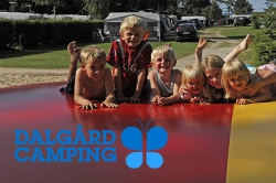 Ligger ved en av Djurslands beste og mest barnevennlige badestrender og omgitt av vakker natur, danner dette rammen for vår stille og rolige familieplass, hvor foreldre og barn får en fin ferie sammen.