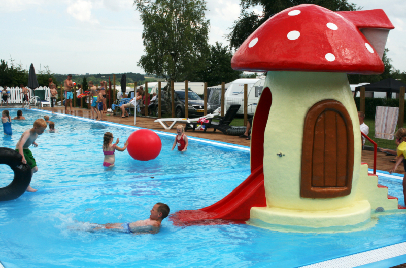 Bare syv kilometer utenfor Holbæk, midt på Sjælland, finner du First Camp Tempelkrogen, som byr på alt fra vakker og idyllisk natur til flotte fasiliteter og aktiviteter for hele familien. Plassen ligger med utsikt over den innerste delen av Isefjorden.