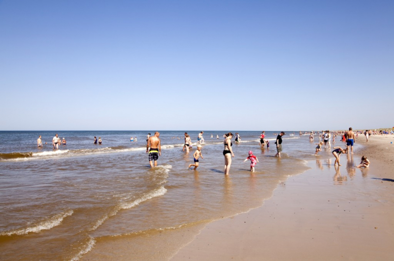 Campingplassen ligger kun 700 m fra en av Europas fineste badestrender. Rundt plassen finnes et vakkert naturområde med skog og strand.